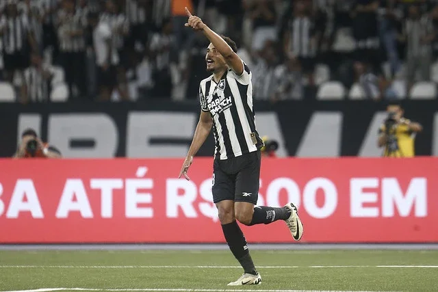 Botafogo derrota o Red Bull Bragantino, de virada, com 2 gols de Eduardo e chega aos 23 pontos