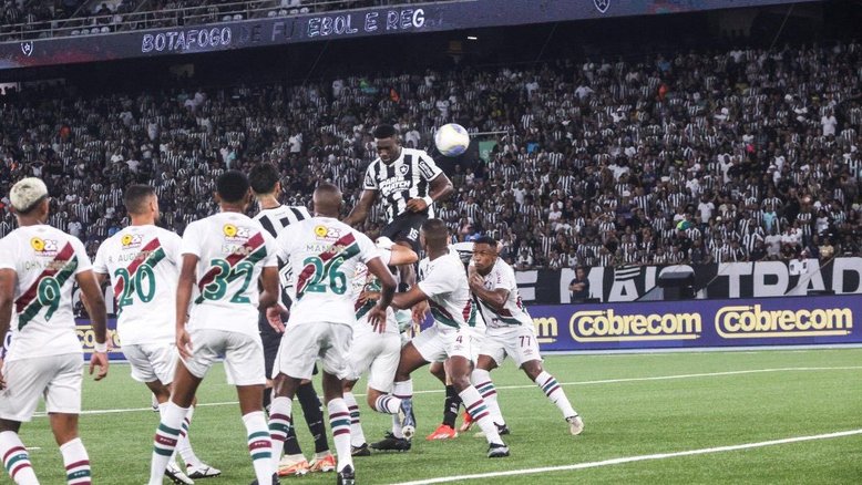 Botafogo desperdiça muitas chances, mas bate o Fluminense e dorme na liderança do Brasileirão
