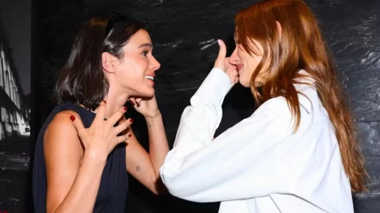 Amigas de infância, Bruna Marquezine prestigia Sasha em estreia de sua marca de roupas