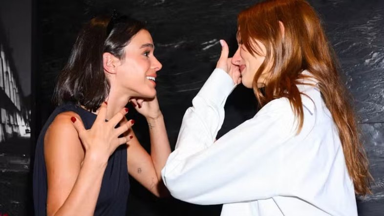 Amigas de infância, Bruna Marquezine prestigia Sasha em estreia de sua marca de roupas