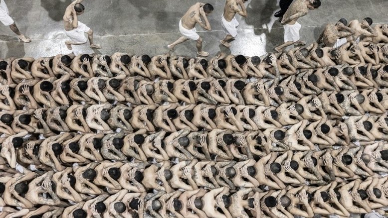 El Salvador transfere mais de 2.000 supostos membros de gangues para megapresídio