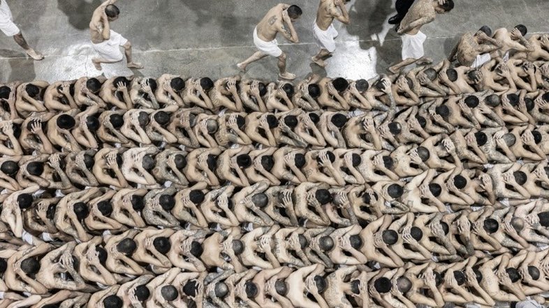 El Salvador transfere mais de 2.000 supostos membros de gangues para megapresídio