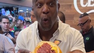 Terry Crews se derrete pelo sanduíche de mortadela do Mercadão de SP: 'Mundialmente famoso'