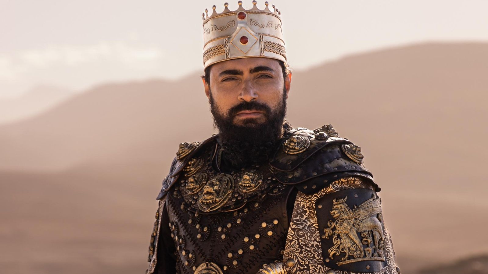 Ator Carlo Porto interpreta o Rei Xerxes na série Rainha da Pérsia