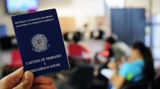 carteira-trabalho-pedro-ventura-agencia-brasil-700x392-1