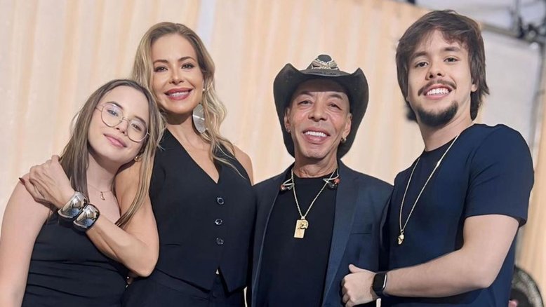 Chrystian com os filhos João e Lia e a esposa Key