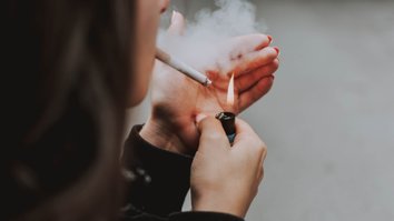 Organização Mundial da Saúde (OMS) estima que cerca de 8 milhões de pessoas morrem anualmente em consequência do hábito de fumar