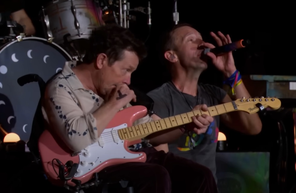 Michael J. Fox toca ‘Fix You’ com Coldplay
