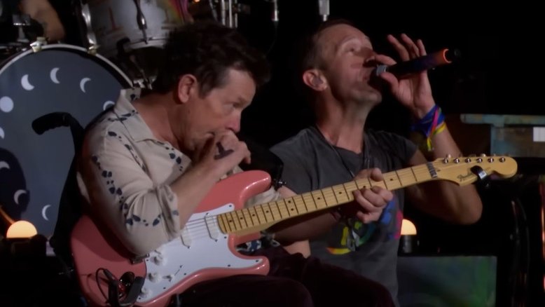Michael J. Fox toca ‘Fix You’ com Coldplay