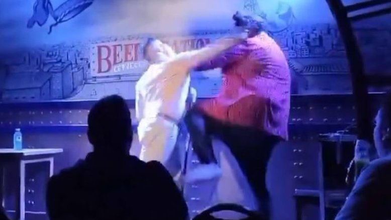 Vídeo: comediante faz piada sobre bebê e é estapeado pelo pai da criança