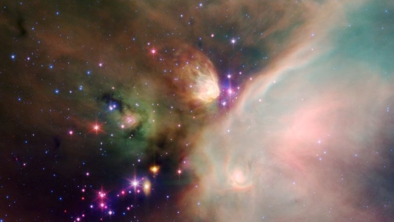 Nuvens de poeira e estrelas recém-nascidas brilham em comprimentos de onda infravermelhos nesta imagem do Telescópio Espacial Spitzer. Ela mostra uma das regiões de formação estelar mais próximas, parte do complexo de nuvens Rho Ophiuchi, a cerca de 400 anos-luz de distância, na Constelação do Serpentário. Depois de se formarem ao longo de uma grande nuvem de gás hidrogênio molecular frio, as estrelas recém-nascidas aquecem a poeira circundante para produzir o brilho infravermelho. Foram detectadas cerca de 300 estrelas recém-formadas, cuja idade média é estimada em apenas 300 mil anos, o que as torna extremamente jovens em comparação com a idade do Sol, que tem cerca de 5 bilhões de anos