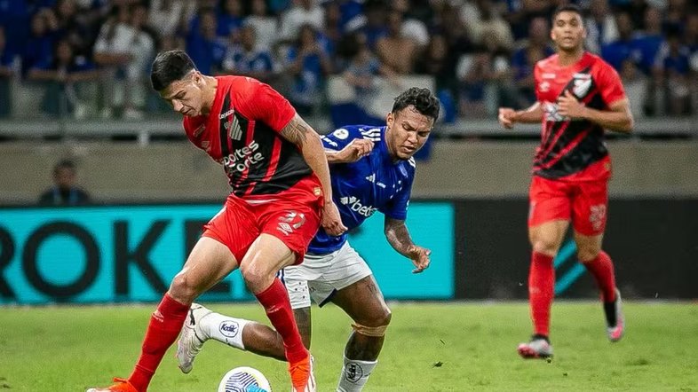 Cruzeiro supera o Athletico-PR, mantém 100% em casa e volta ao G-6 do Brasileiro