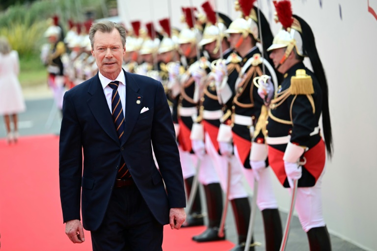 Grão-duque de Luxemburgo anuncia que começará a transferir poderes ao filho
