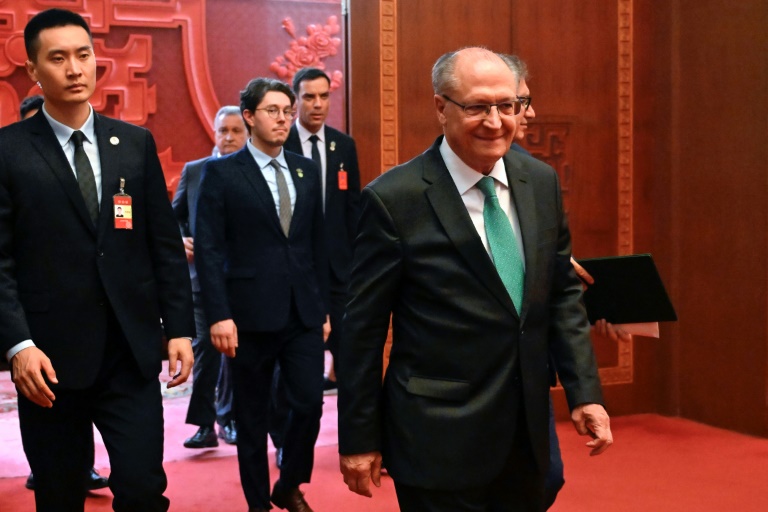 Xi elogia laços entre Brasil e China durante visita de Alckmin a Pequim