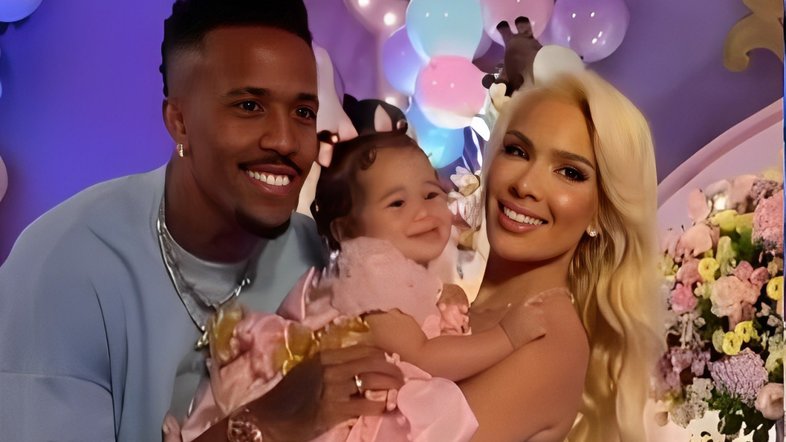 Karoline Lima ironiza críticas ao afirmar que estimula bom relacionamento de Militão com a filha: 'Péssima mãe'