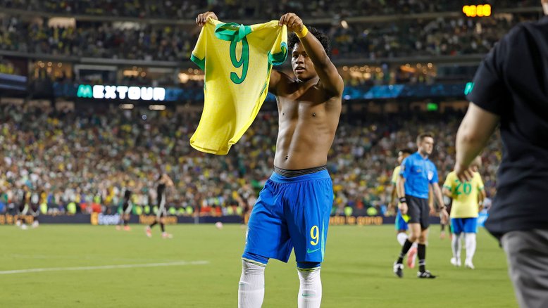 Endrick comemora após marcar gol vestindo a camisa da seleção