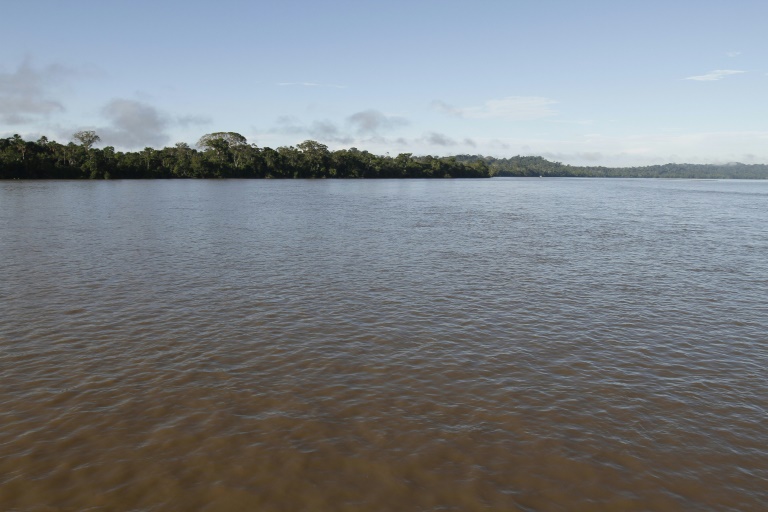 Vazamento de petróleo contamina rio e afeta populações na Amazônia equatoriana