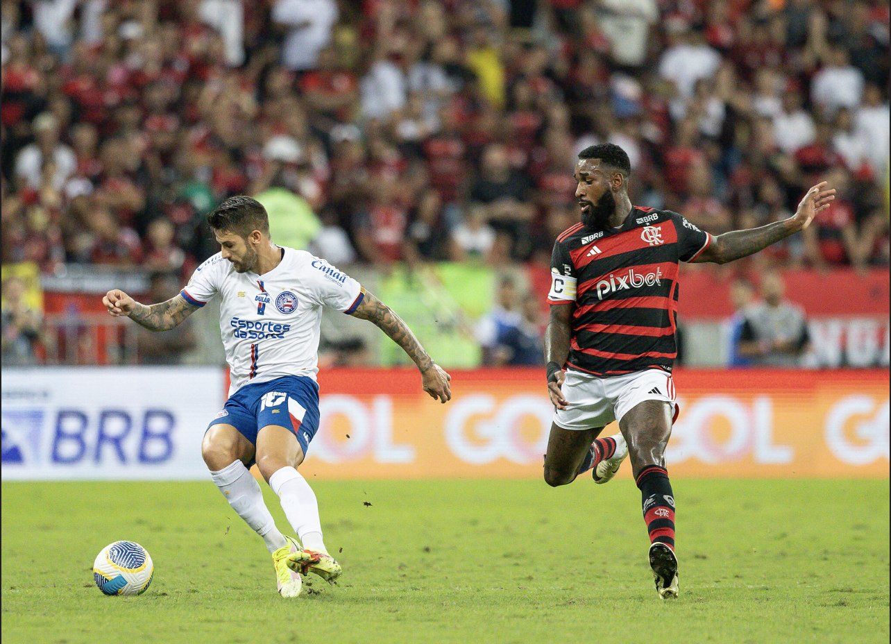 Flamengo marca no fim, vence o Bahia e assume a liderança do Brasileirão