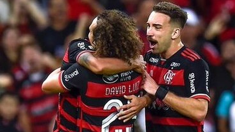 Flamengo sofre, mas derrota o Cruzeiro e mantém a liderança do Brasileirão