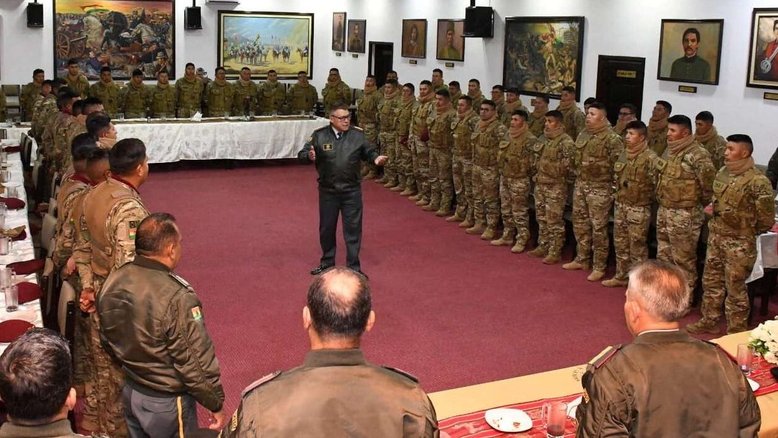 General Juan José Zúñiga fala em La Paz