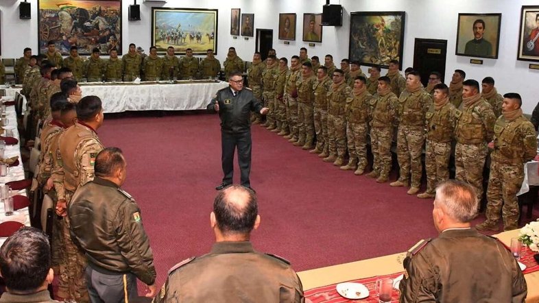 General Juan José Zúñiga fala em La Paz