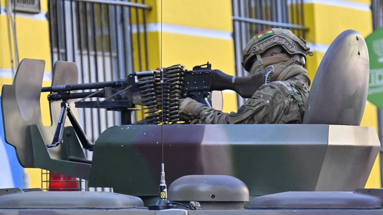 Um soldado em um veículo blindado é posicionado em frente ao Palácio Quemado, na Plaza Murillo, em La Paz, em 26 de junho de 2024. O presidente boliviano, Luis Arce, denunciou na quarta-feira a reunião não autorizada de soldados e tanques em frente aos prédios do governo na capital La Paz, dizendo "democracia deve ser respeitado." “Denunciamos mobilizações irregulares de algumas unidades do Exército Boliviano”, escreveu Arce na rede social X. O ex-presidente Evo Morales escreveu no mesmo meio que “um golpe de Estado está se formando”. AIZAR RALDES/AFP