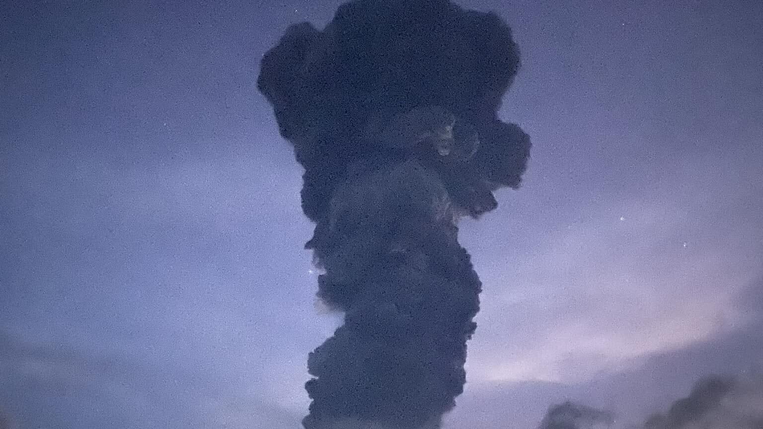 Vulcão Kanlaon que entrou em erupção nas Filipinas