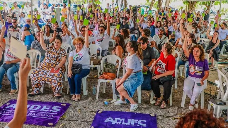 Greve nas federais: professores decidem aceitar proposta do governo e encerrar as paralisações