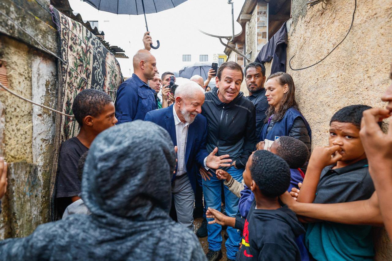Lula visitou a comunidade do Aço, no Rio de Janeiro, com o prefeito Eduardo Paes