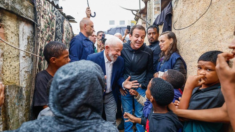 Lula visitou a comunidade do Aço, no Rio de Janeiro, com o prefeito Eduardo Paes