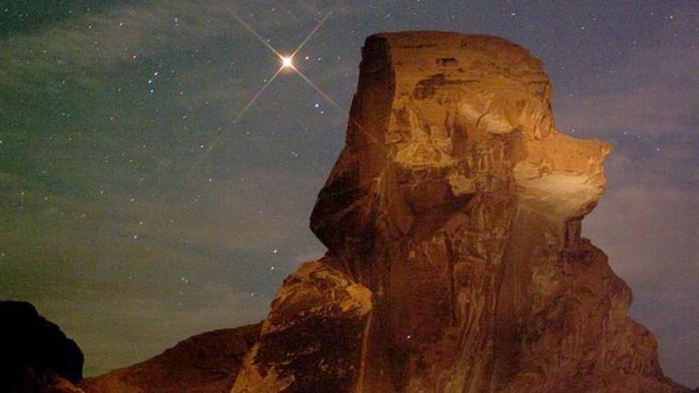 Em agosto de 2003, a Terra e Marte ficaram bastante próximos, fazendo com que o planeta vermelho ficasse ainda mais brilhante. Marte é fácil de ser reconhecido no céu noturno, pois apresenta uma tonalidade vermelho-alaranjada distinta. Na foto acima, o vizinho da Terra no Sistema Solar foi capturado enquanto ascendia sobre a formação rochosa de Poodle Rock, no Parque Estadual do Vale do Fogo, no estado de Nevada, nos EUA