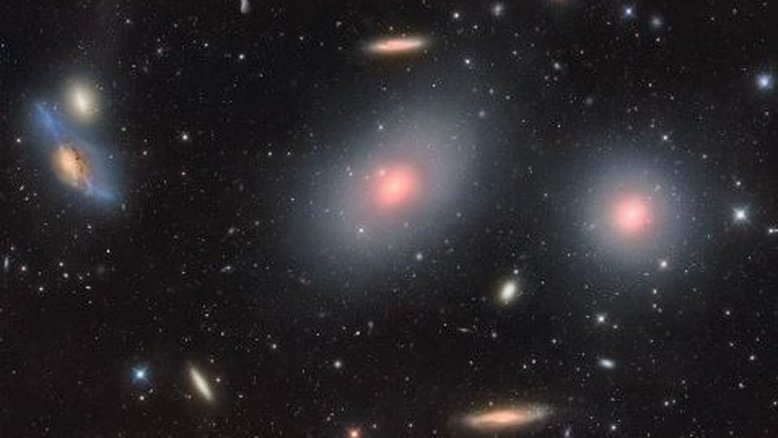O Aglomerado de Galáxias de Virgem é o conjunto de galáxias mais próximo da Via Láctea. Com o seu centro a cerca de 70 milhões de anos-luz de distância, o Aglomerado de Virgem contém mais de 2 mil galáxias, mantendo uma atração gravitacional notável sobre as galáxias do Grupo Local, do qual faz parte a nossa galáxia. O aglomerado contém não apenas galáxias, mas também gás quente, que brilha em raios X. Os movimentos das galáxias indicam que os aglomerados contém mais matéria escura do que qualquer matéria visível. Retratado aqui, o coração do Aglomerado de Virgem, que fica na direção da Constelação de Virgem, inclui galáxias como a conhecida como “Olhos de Markarian”, no canto superior esquerdo; M86, no canto superior direito do centro; M84, na extrema direita, e a galáxia espiral NGC 4388, no canto inferior direito