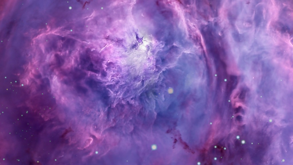 Cristas de gás interestelar brilhante e nuvens escuras de poeira habitam as turbulentas profundezas cósmicas da Nebulosa Laguna. Também conhecida como M8, essa região de formação estelar fica a cerca de 5 mil anos-luz de distância, na direção da Constelação de Sagitário. Sendo um ponto popular em explorações telescópicas por essa área do céu, ela aponta para o centro da nossa galáxia, a Via Láctea. Dominada pela emissão vermelha de átomos de hidrogênio ionizados que se recombinam com elétrons, as formas perto do centro são feitas por gás ionizado e esculpido pela radiação energética e ventos estelares extremos