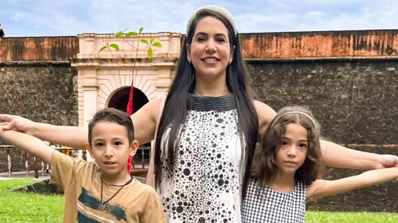 Layse Cohen posa com os filhos Daniel e Estella