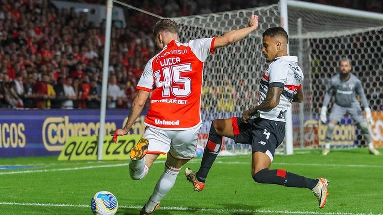 São Paulo esbarra no goleiro e empata sem gols com o Internacional em Criciúma