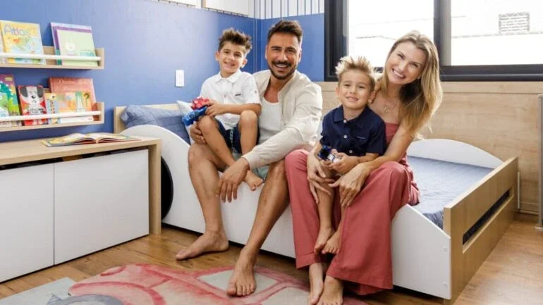 Julio Rocha posa com a esposa Karoline Kleine e os filhos