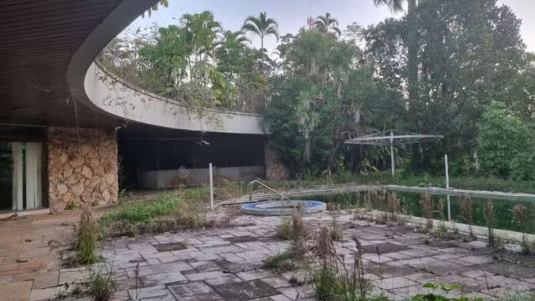Mansão que pertenceu a Pelé está abandonada