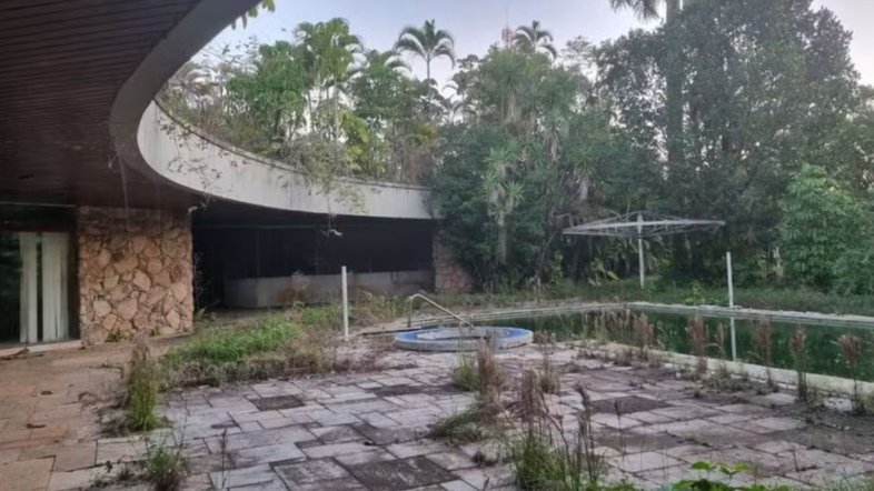 Mansão que pertenceu a Pelé está abandonada