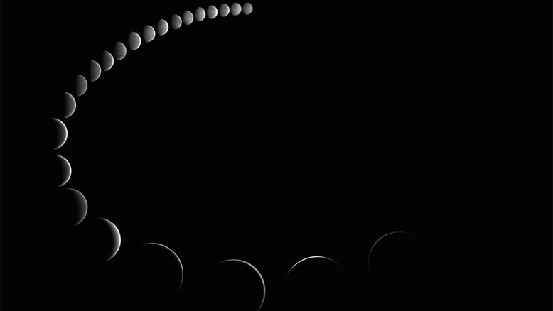 Vênus passa por fases. Assim como a nossa Lua, Vênus pode aparecer como um disco circular completo, um crescente fino ou qualquer coisa intermediária. O planeta é frequentemente o objeto mais brilhante no céu depois do pôr do Sol ou antes do amanhecer. A sequência de registros de Vênus presente nesta imagem foi tirada ao longo de seis meses em 2015, em Surgères, Charente-Maritime, na França. Quando Vênus está do outro lado do Sol em relação à Terra, ele parece angularmente menor e mais próximo da fase completa. Entretanto, quando Vênus e a Terra estão do mesmo lado do Sol, Vênus parece maior, mas como um crescente