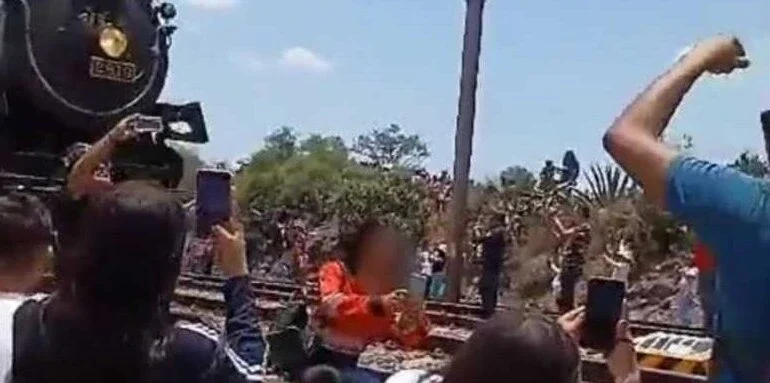 Selfie mortal: mulher morre ao ser atingida por trem enquanto tirava foto