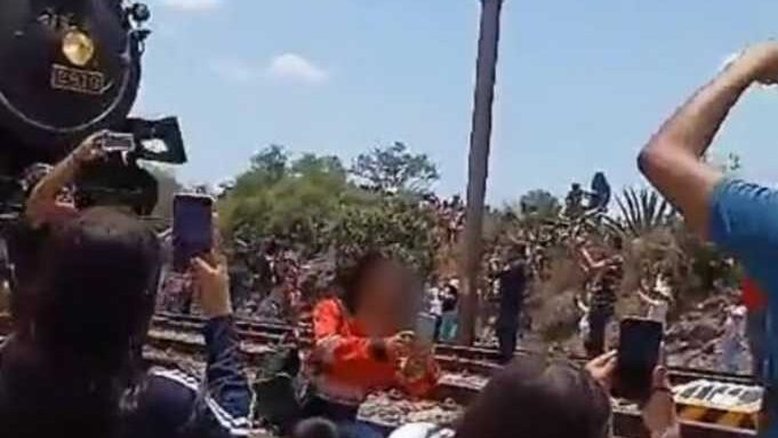 Selfie mortal: mulher morre ao ser atingida por trem enquanto tirava foto
