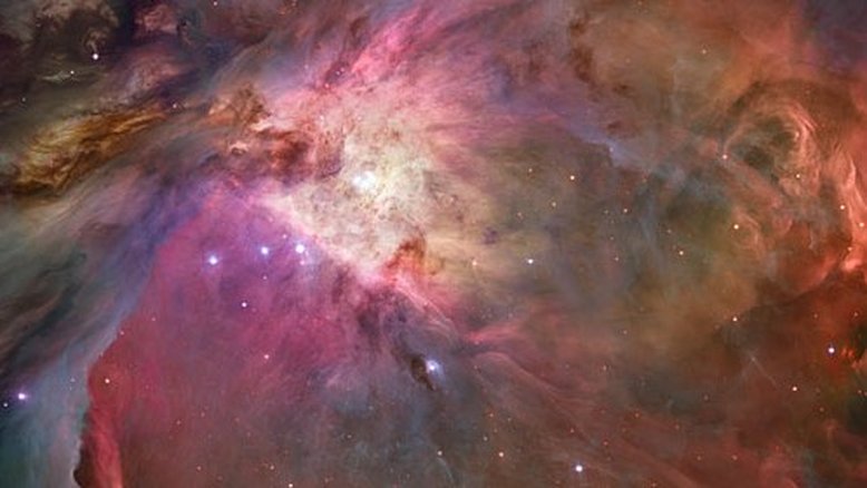 Em uma de suas imagens astronômicas mais icônicas, o Telescópio Espacial Hubble registrou uma visão ampla da Nebulosa de Órion. Esta turbulenta região de formação estelar é um dos objetos celestes mais dramáticos e fotogênicos da astronomia. A imagem nítida revela uma tapeçaria de formação estelar, desde os densos pilares de gás e poeira que podem ser os lares de estrelas jovens, até as estrelas quentes, jovens e massivas, que emergiram dos seus casulos de gás e poeira, moldando a nebulosa com sua poderosa luz ultravioleta. A Nebulosa de Órion está a 1,5 mil anos-luz de distância, na Constelação de Órion
