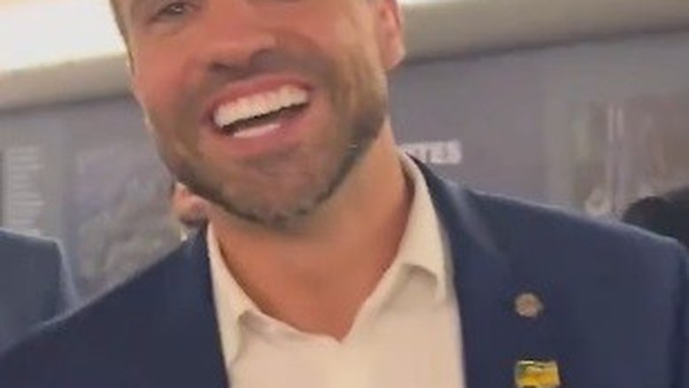 Pablo Marçal com broche de deputado, mesmo sem ter mandato