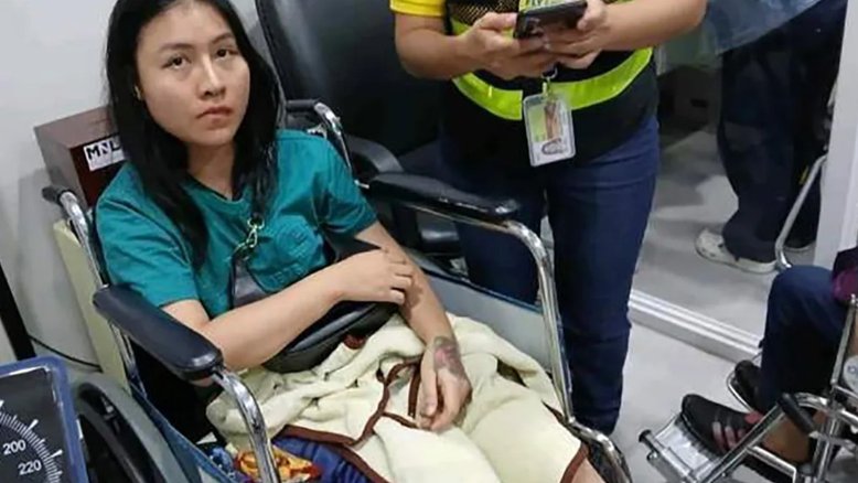 Mulher furiosa desfila nua pelo aeroporto: vídeo
