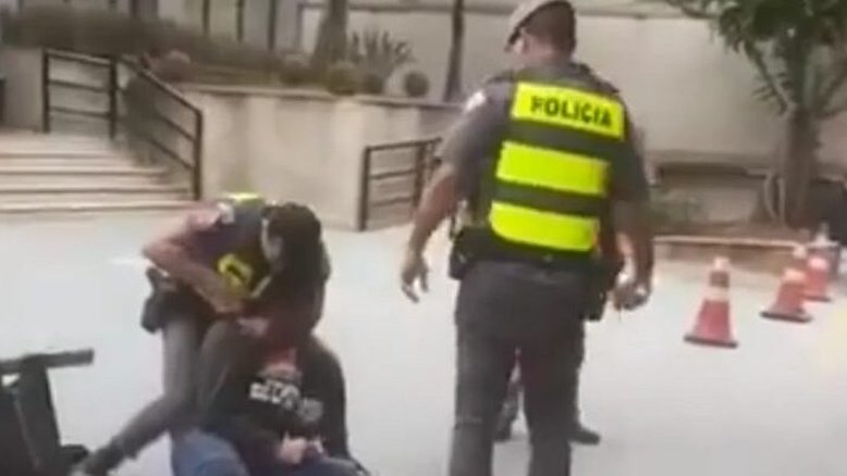 PM aplica mata-leão e pipoqueiro desmaia durante abordagem em São Paulo