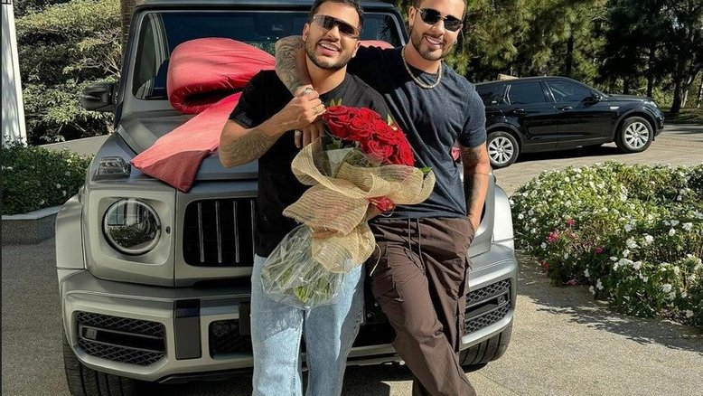 Carlinhos Maia presenteia marido com carro de luxo avaliado em quase R$ 2 milhões