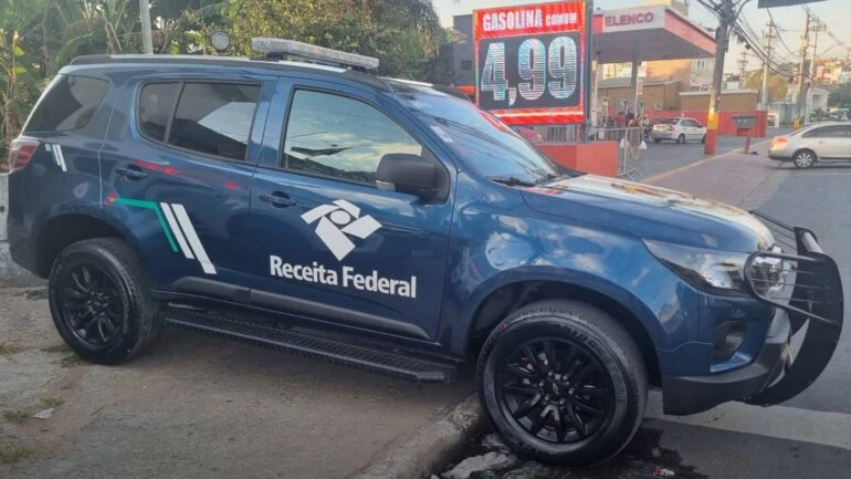 Carro da Receita Federal estava com 30 kg de drogas