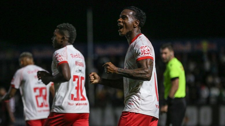Red Bull Bragantino vira sobre o Vitória e volta ao G6