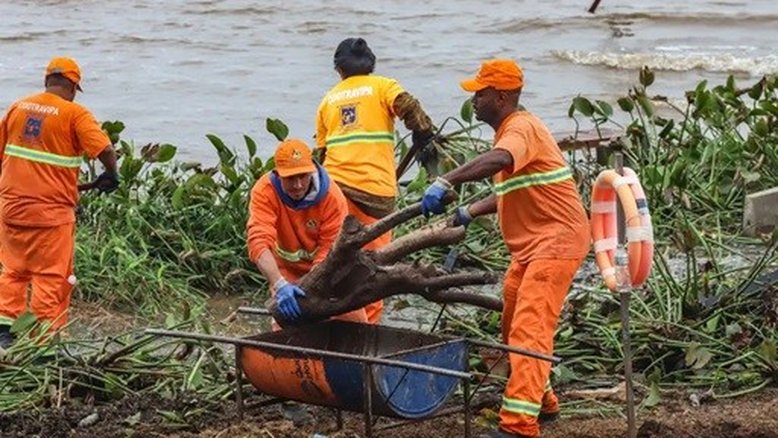 Funcionários do Departamento Municipal de Limpeza Urbana (DMLU), fazem a limpeza do Parque Pontal, em Porto Alegre, após o Rio Guaíba baixar. Foto: Rafa Neddermeyer/Agência Brasil