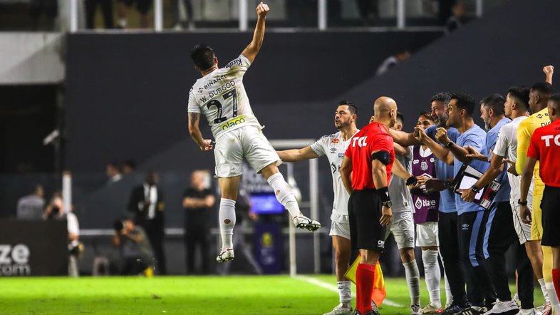 Santos marca no fim, vence o Goiás na Vila Belmiro, e encerra jejum de vitórias na Série B